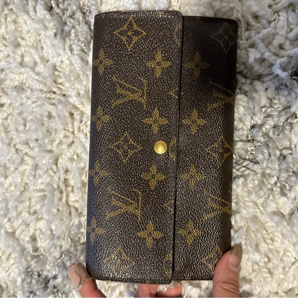*Sold* Louis Vuitton Monogram Sarah Wallet - Picture 6 of 13